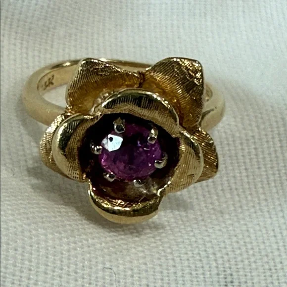Solid 14K Gold Rare Vintage Floral 3 gram Ring with Genuine Ruby Stone. Size 3